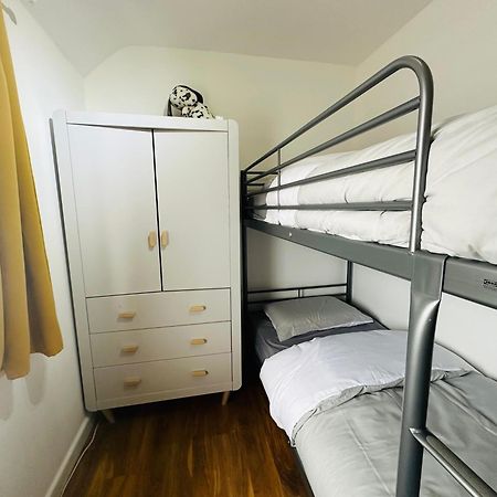 Beautiful Home In London With Easy Access To Central London Саттон Экстерьер фото