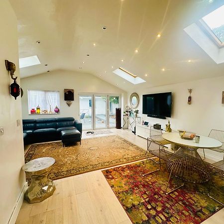Beautiful Home In London With Easy Access To Central London Саттон Экстерьер фото