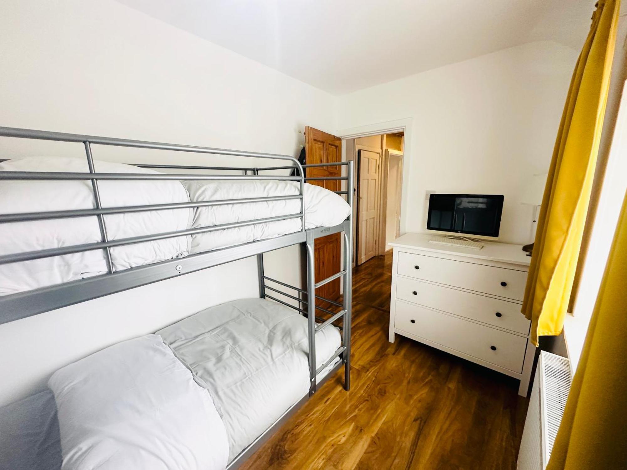 Beautiful Home In London With Easy Access To Central London Саттон Экстерьер фото