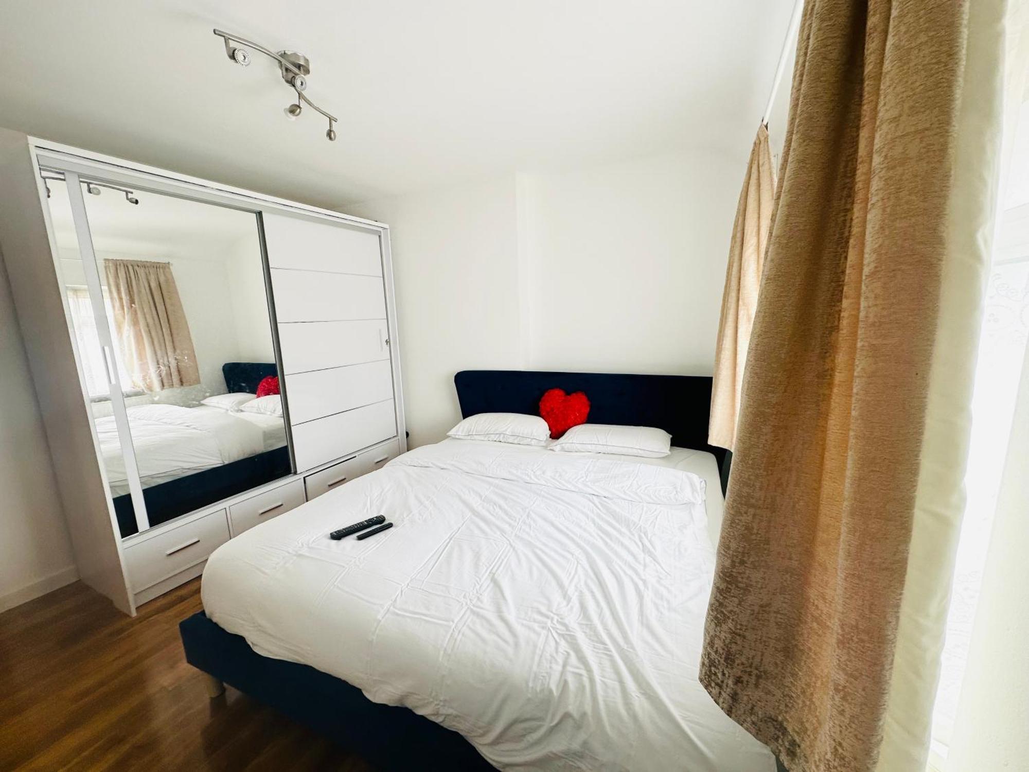 Beautiful Home In London With Easy Access To Central London Саттон Экстерьер фото
