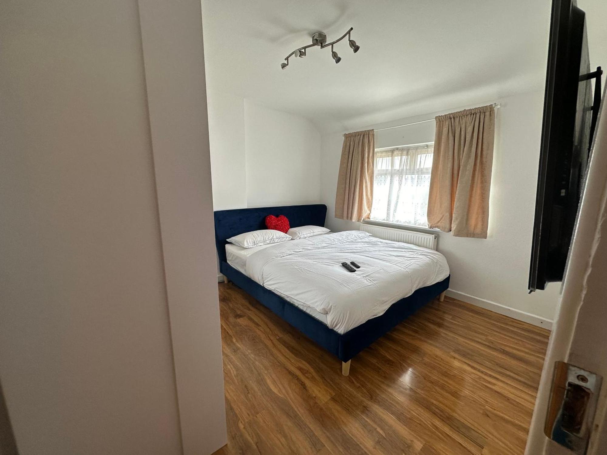 Beautiful Home In London With Easy Access To Central London Саттон Экстерьер фото